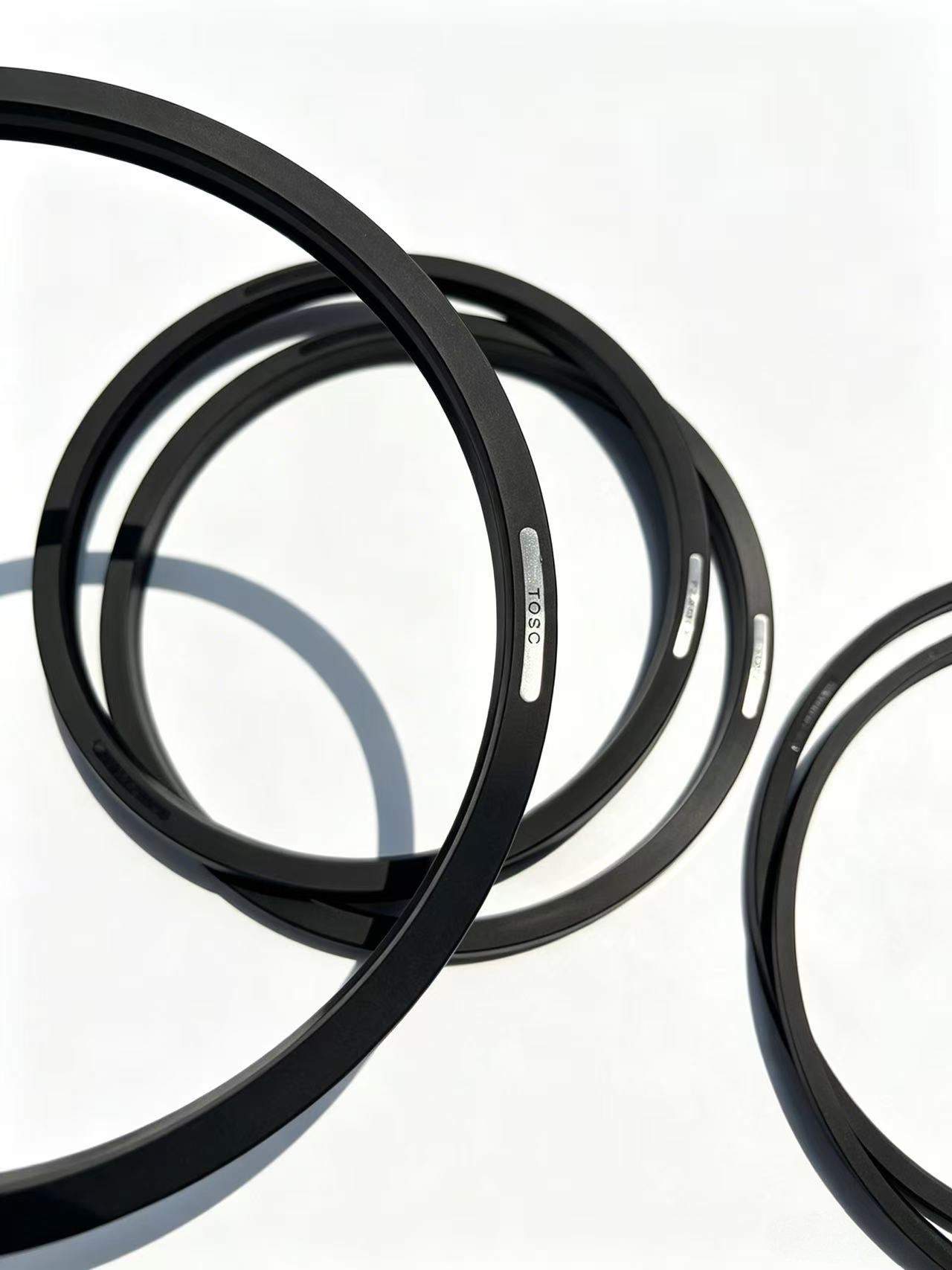Hydraulic breaker main seal
